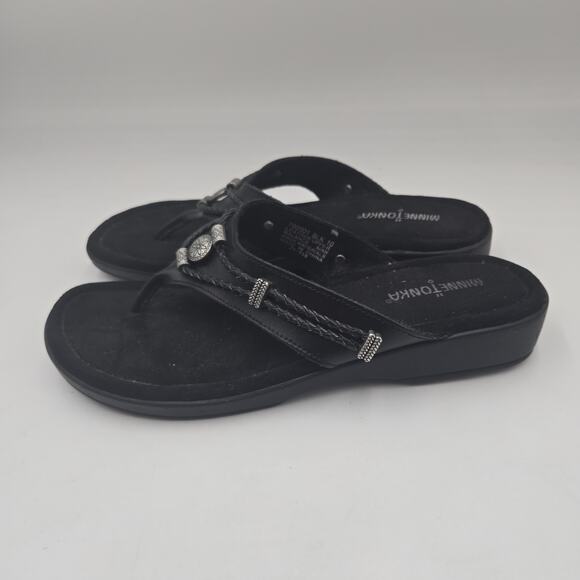 MinneTonka Silverthorne Thong Sandals Size 10 Womens Black Leather Concho - Picture 3 of 6